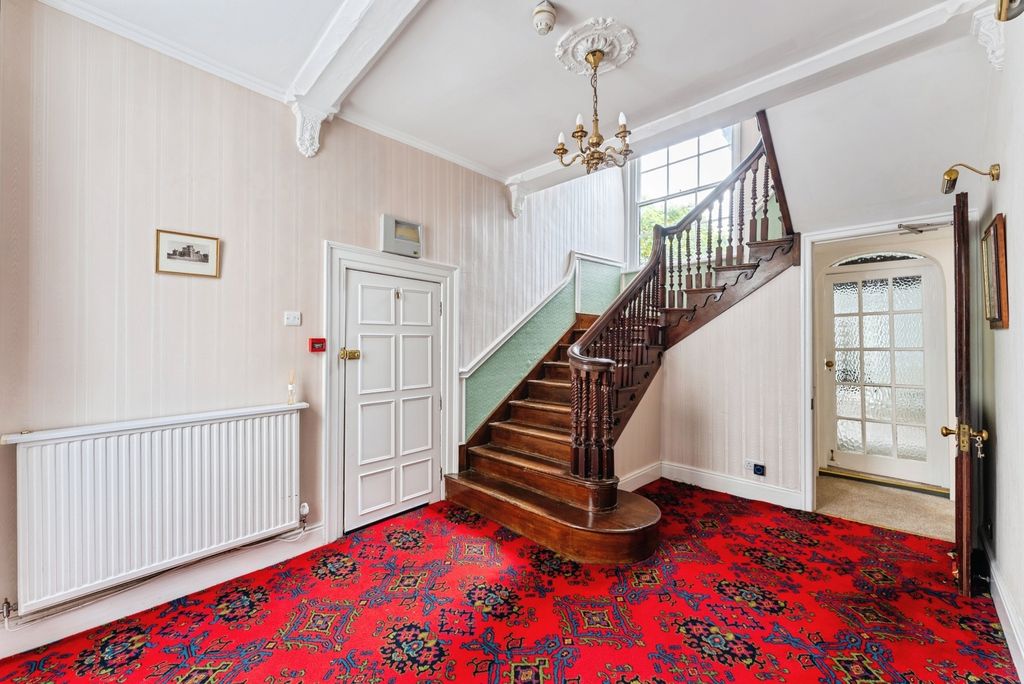 Property photo 3 of 31 Entrance Hall