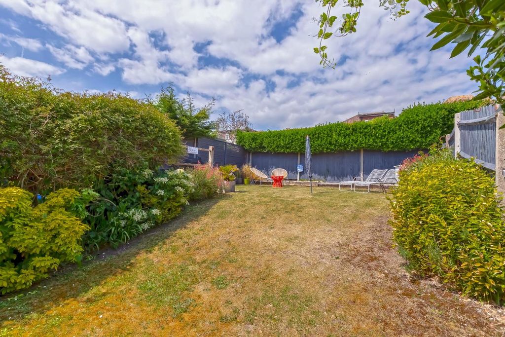 Property photo 2 of 24 Warren Rd_18.Jpg