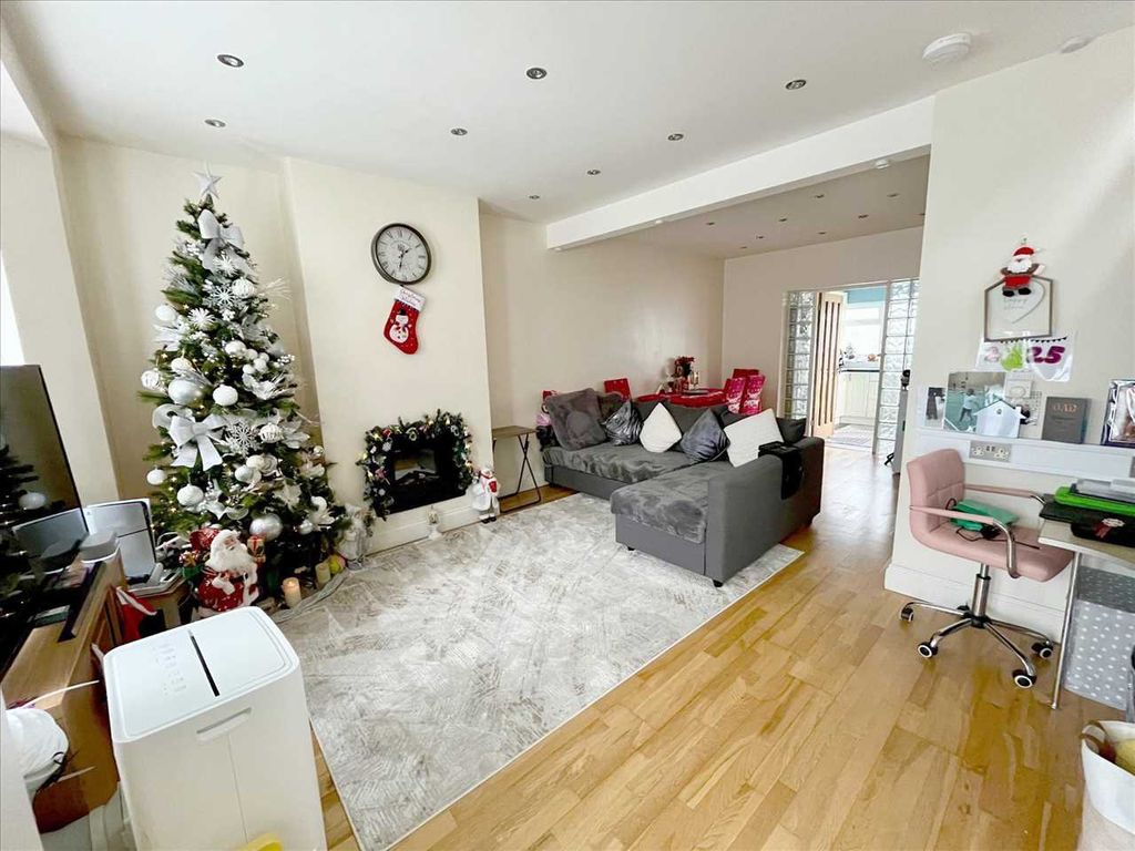 Property photo 2 of 9 Lounge