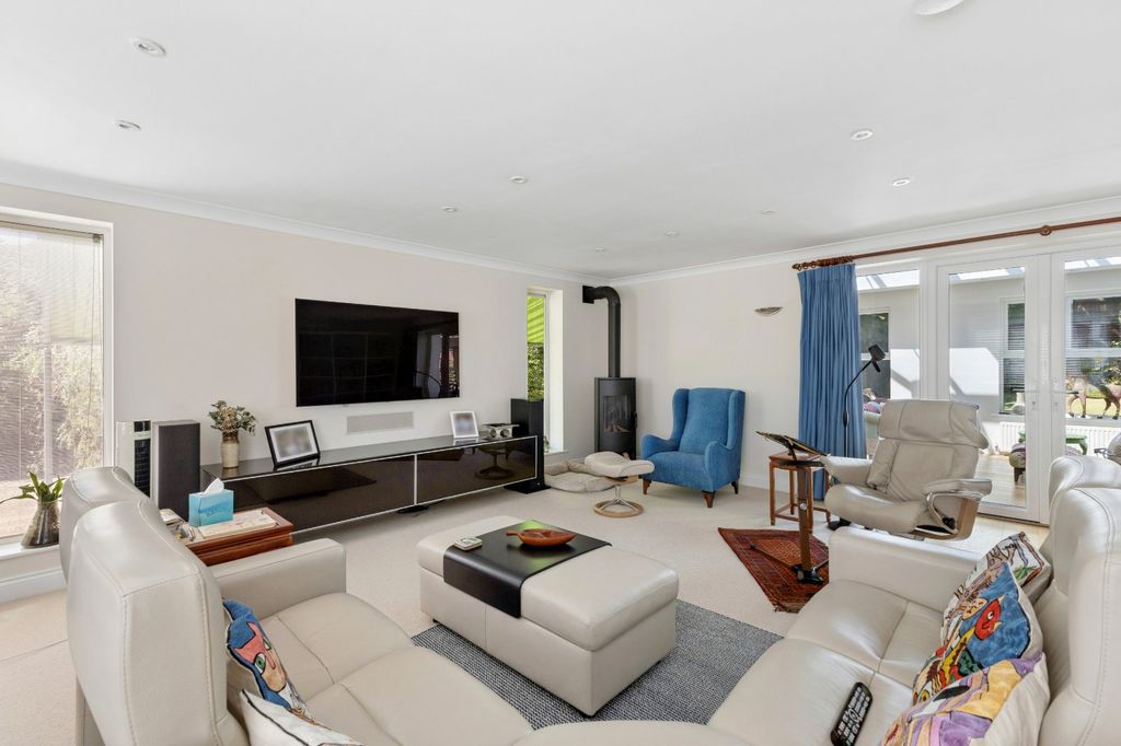 Property photo 2 of 18 Sitting Room