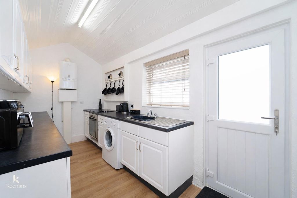 Property photo 3 of 18 Bright And Airy Galley Kitchen.Png