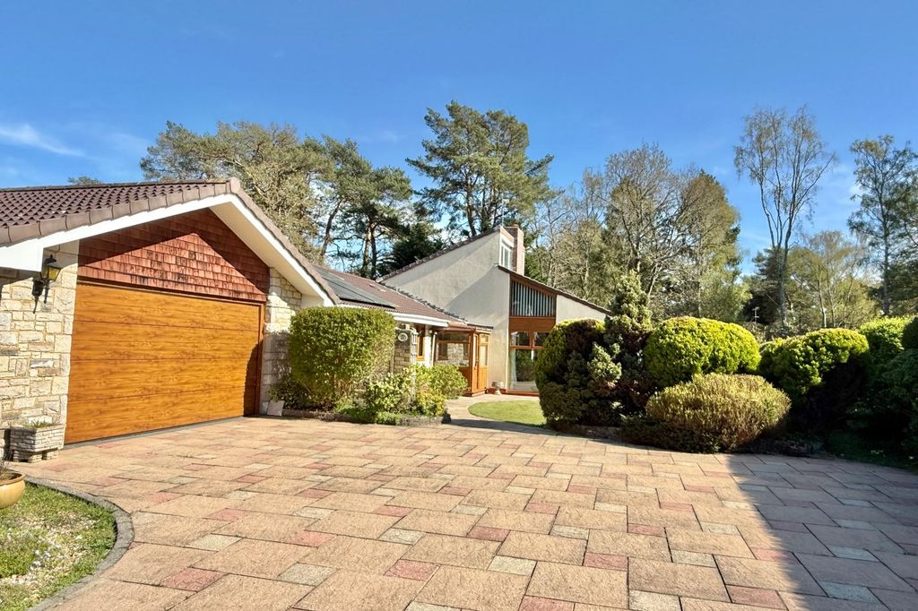 Property photo 1 of 21 4 Bedroom Link-Detached Bungalow