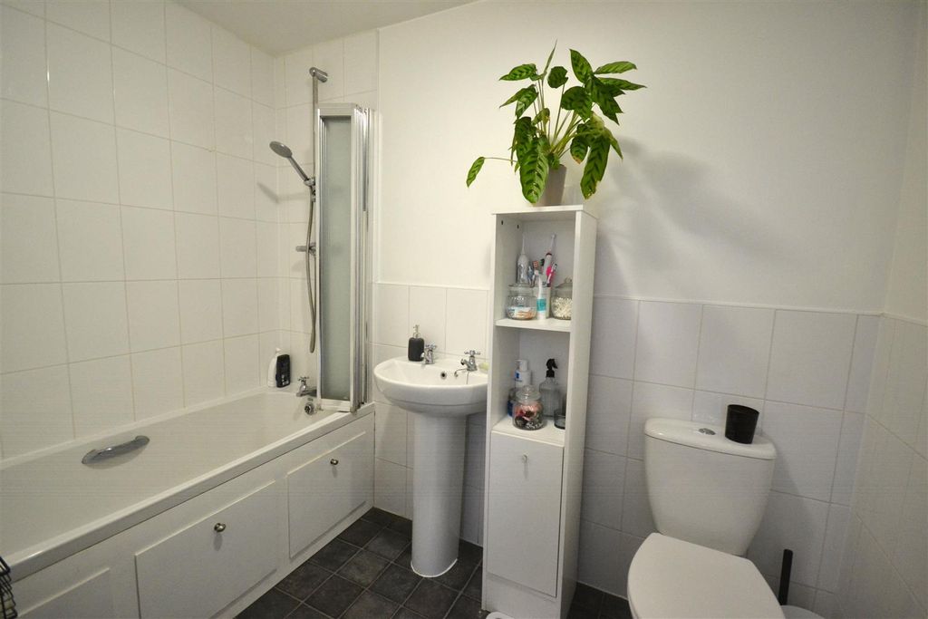 Property photo 3 of 11 Bathroom