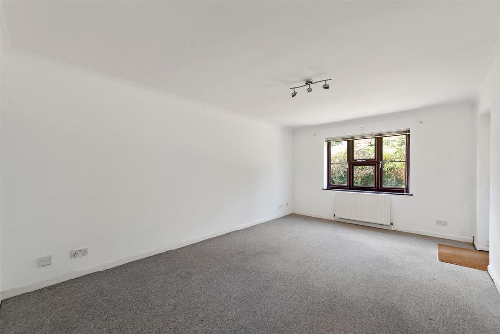 Property photo 2 of 12 Ashdown House