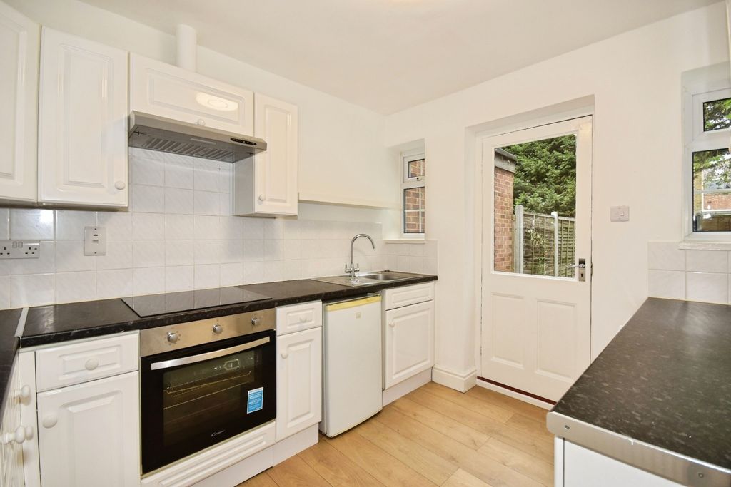 Property photo 3 of 10 Kitchen