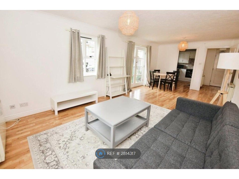 Property photo 1 of 13 Livingroom