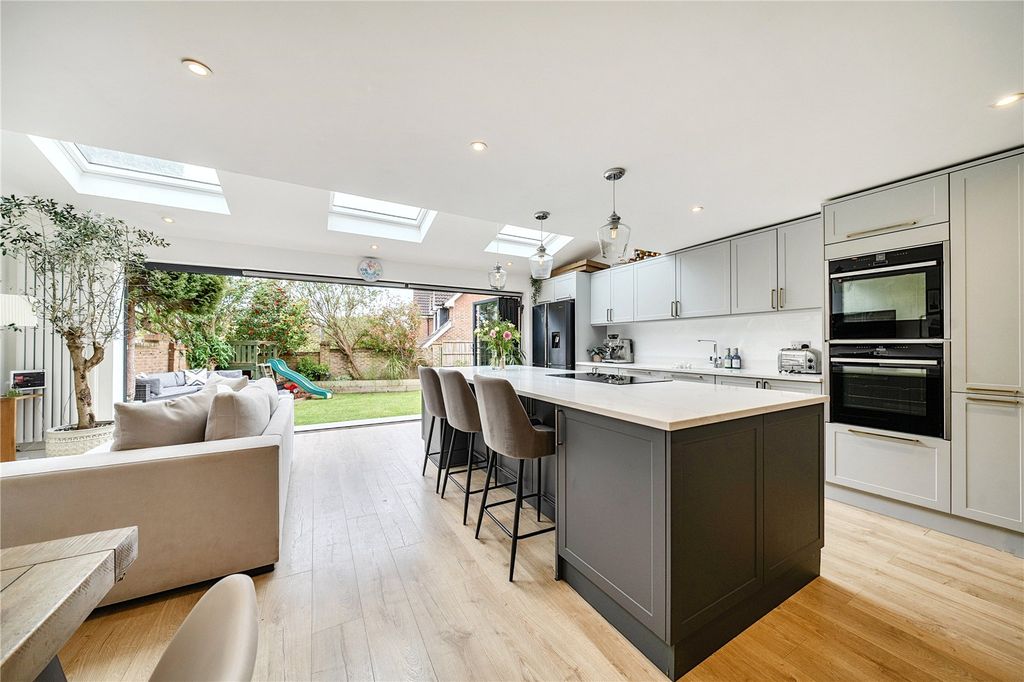 Property photo 2 of 28 Picture No. 13