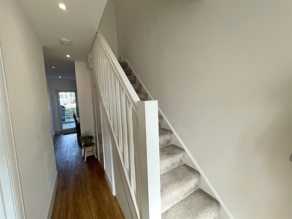 Property photo 3 of 17 Hallway.Jpg