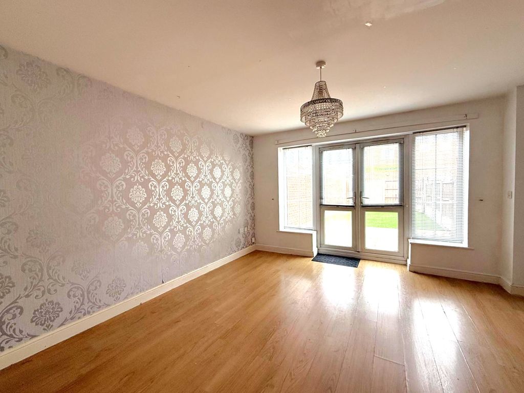 Property photo 3 of 11 Living Room