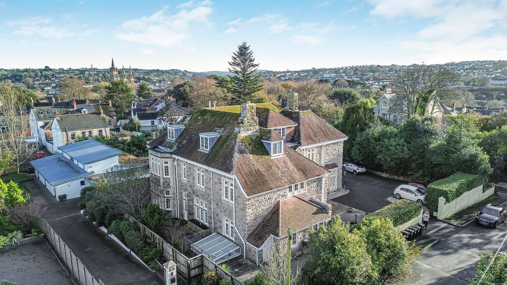 Property photo 1 of 18