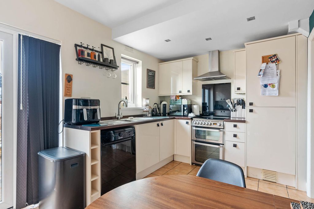 Property photo 3 of 17 Kitchen