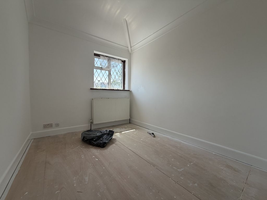 Property photo 1 of 3 The Warren, Hounslow Tw5