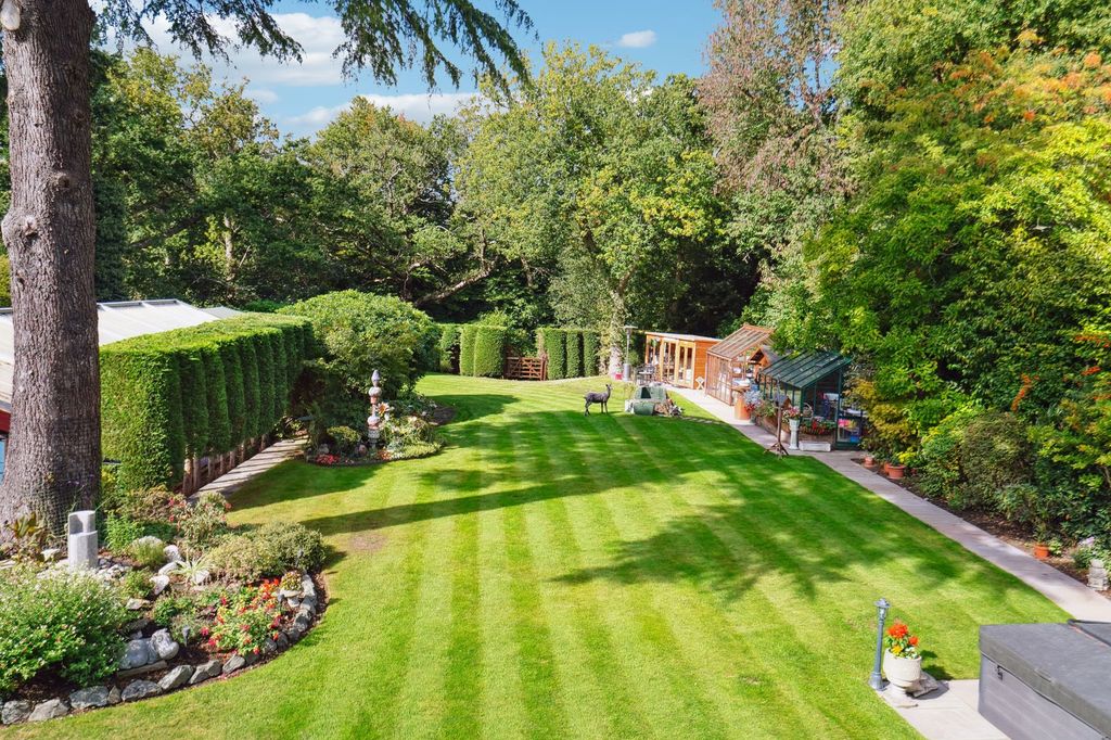 Property photo 1 of 39 Garden (3)