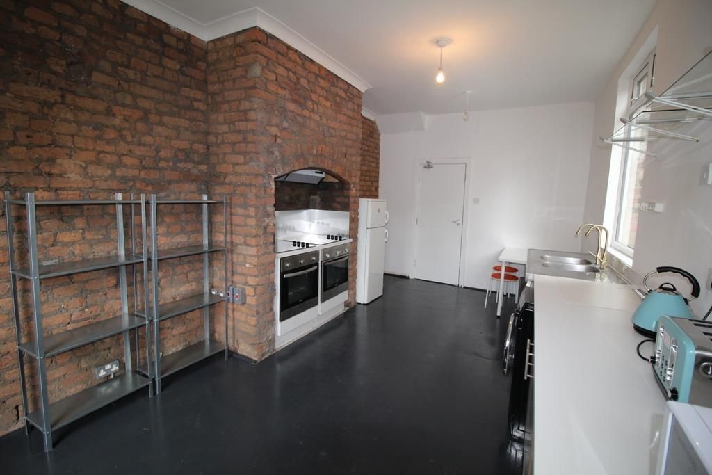 Property photo 3 of 12 Kitchen