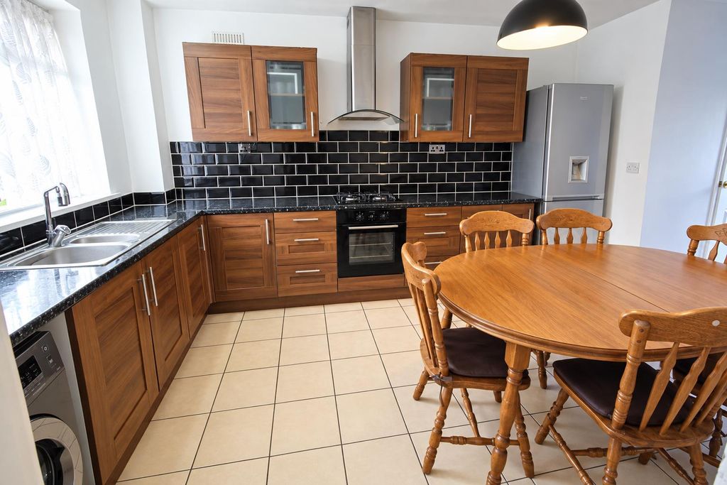 Property photo 3 of 8 Kitchen / Breakfast Room