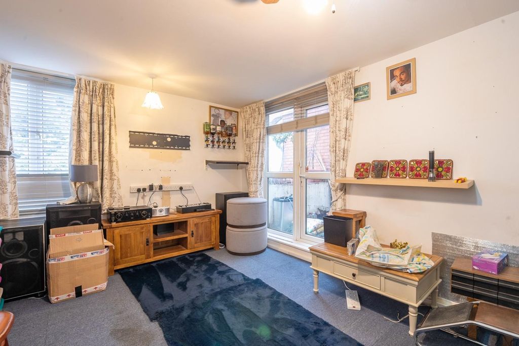 Property photo 3 of 9 Reception