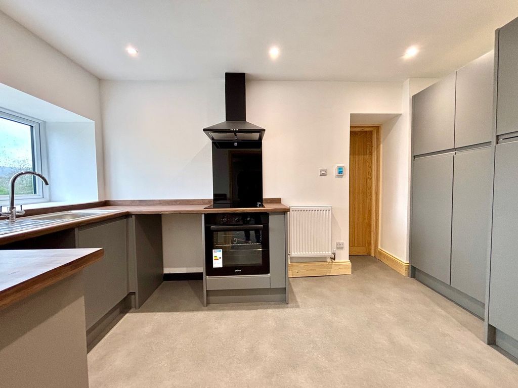 Property photo 2 of 10 Kitchen