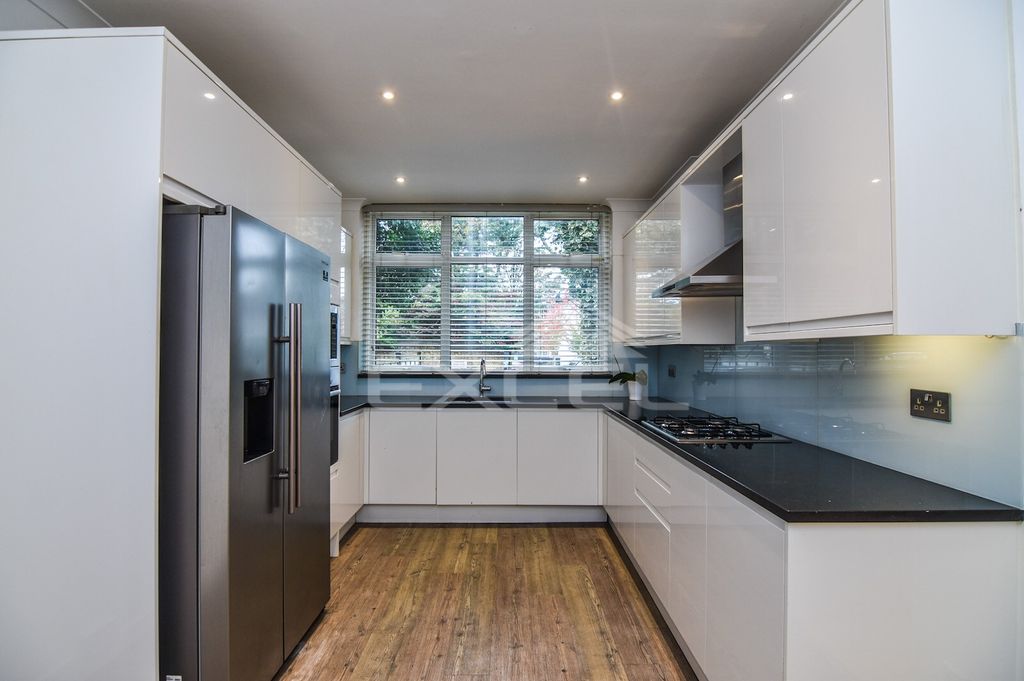 Property photo 1 of 6 Kitchen (3)