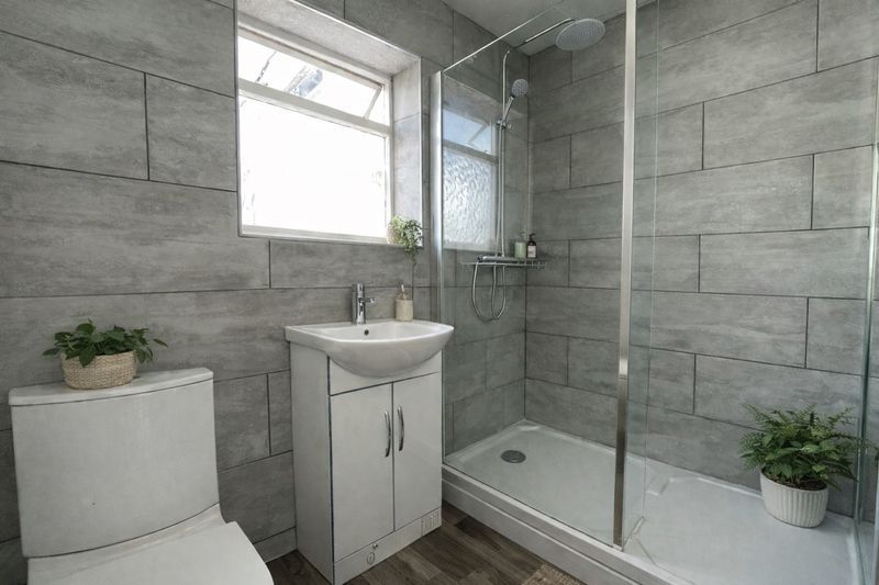 Property photo 3 of 8 Photo 9