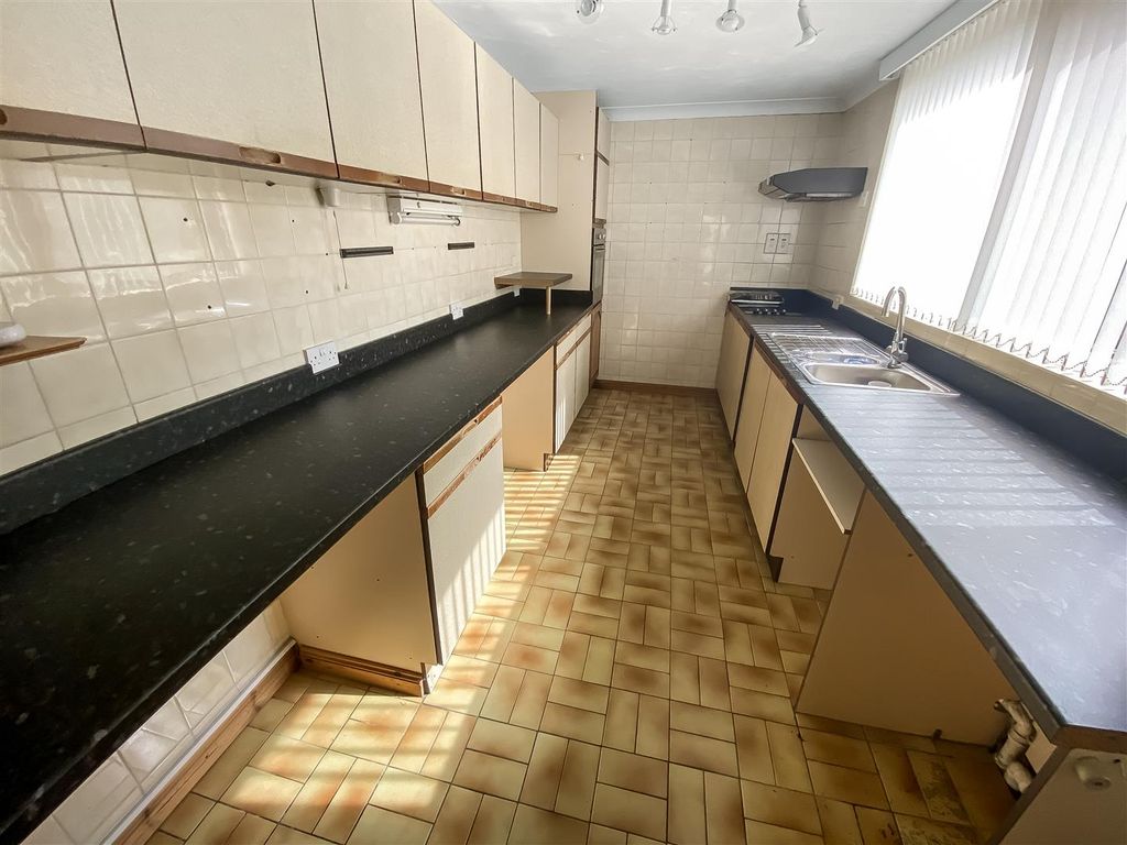 Property photo 2 of 10 Kitchen