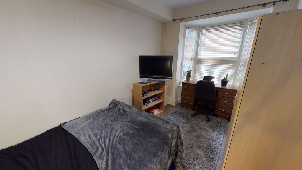 Property photo 3 of 6 Bedroom 1