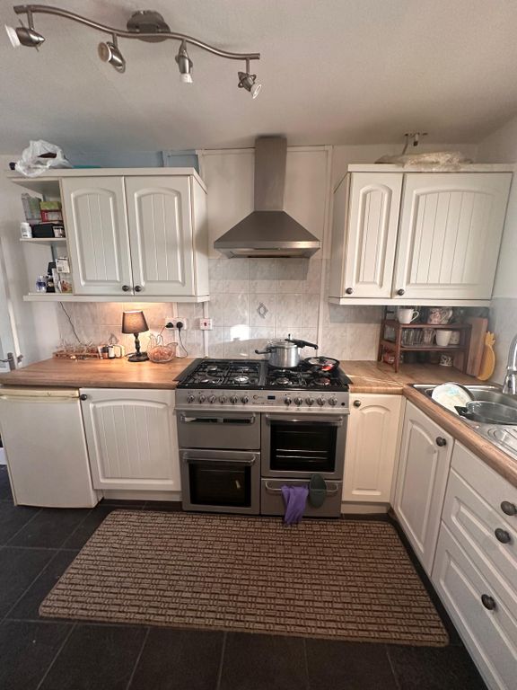 Property photo 1 of 10 Kitchen