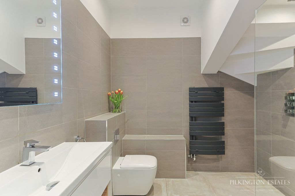 Property photo 2 of 11 4688973