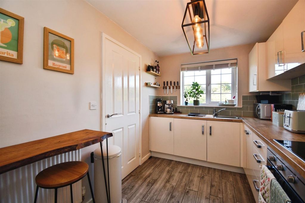 Property photo 3 of 15 2A0Bb058-U 20 2818 29.Jpg