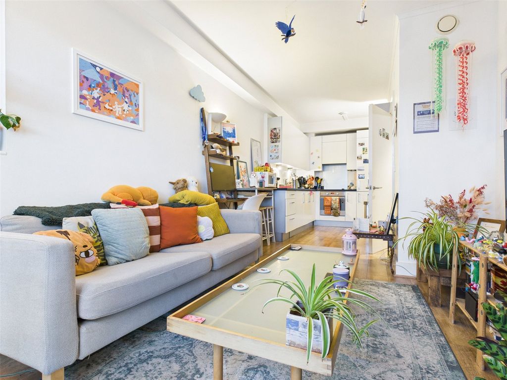 Property photo 2 of 11 Lounge