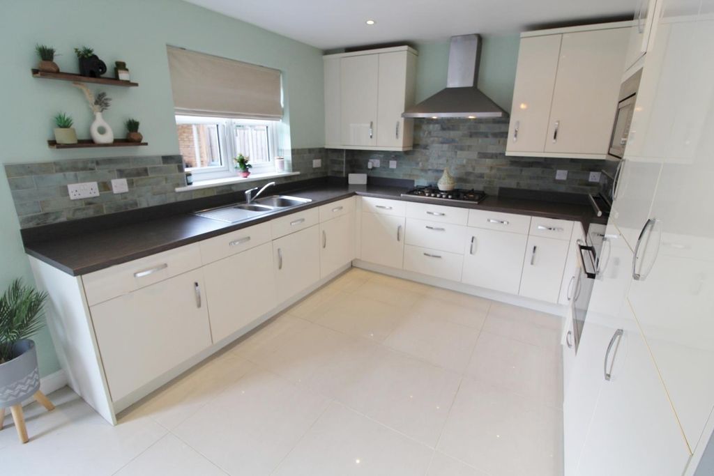 Property photo 3 of 19 Dining Kitchen