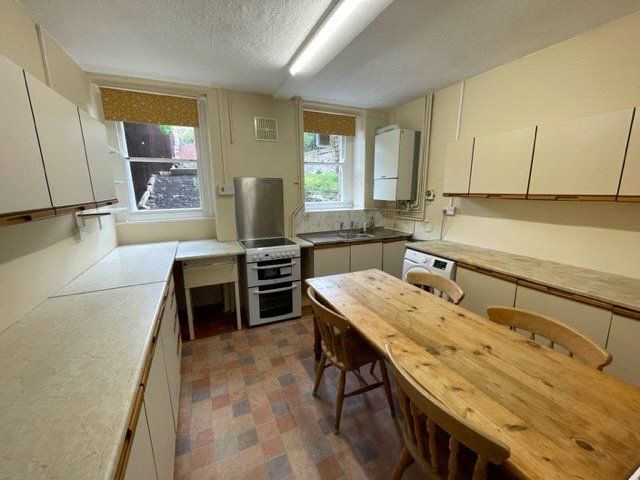 Property photo 3 of 10 Kitchen