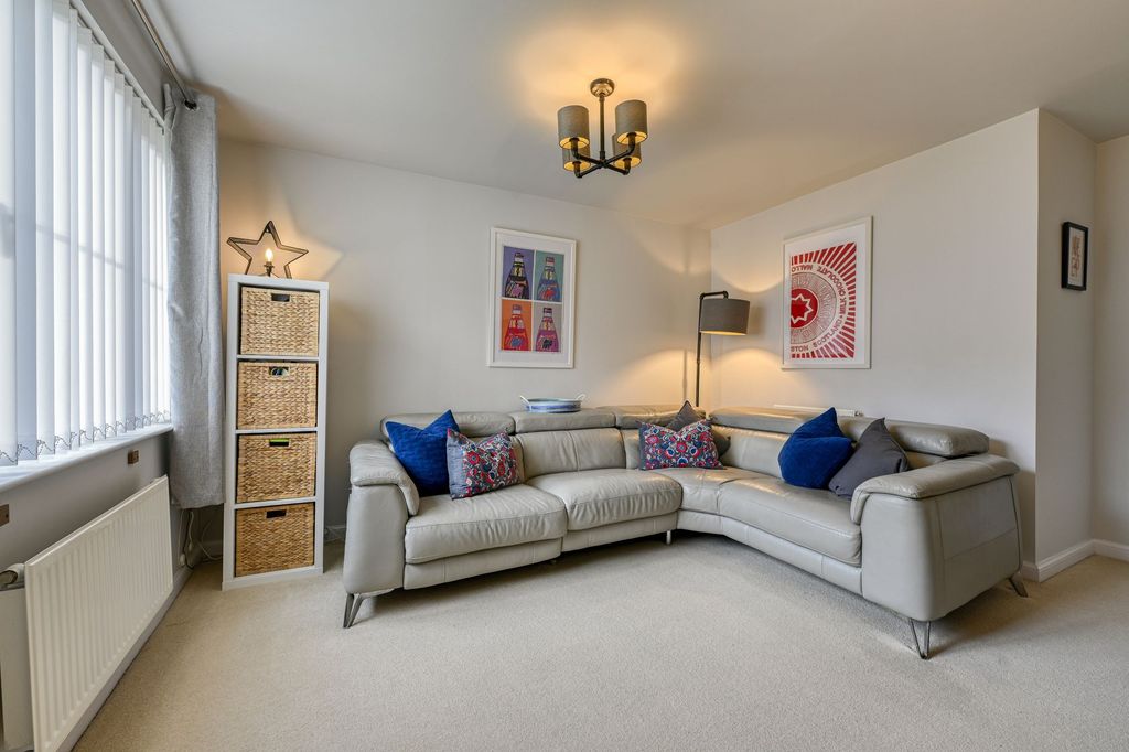 Property photo 2 of 32