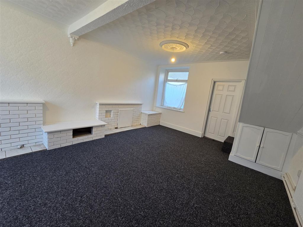 Property photo 3 of 8 11 Cross Street (2).Jpg