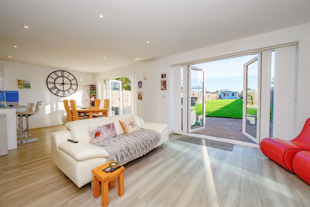 Property photo 3 of 25 Living Space