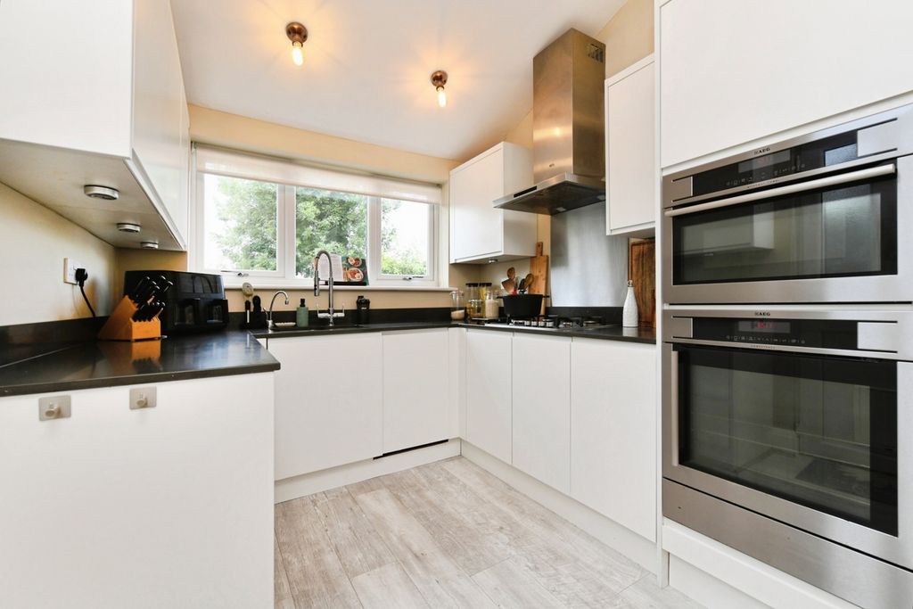 Property photo 3 of 21 Kitchen