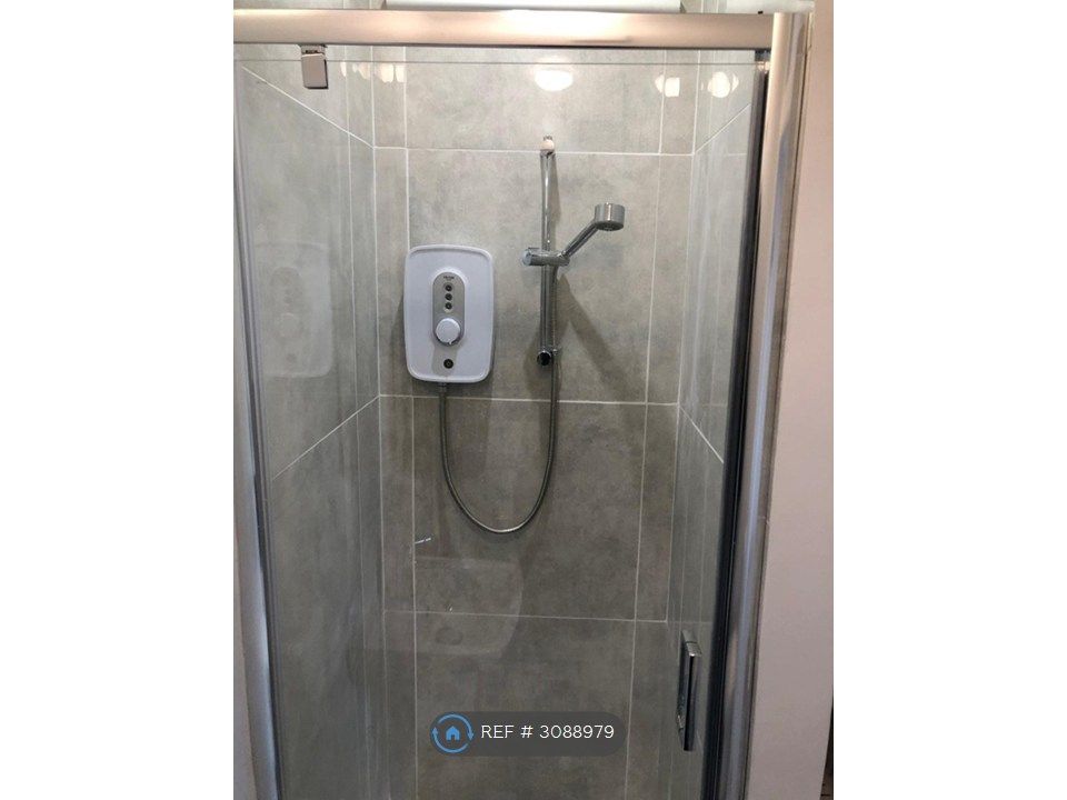 Property photo 3 of 12 Room 2 (En-Suite) - Available December