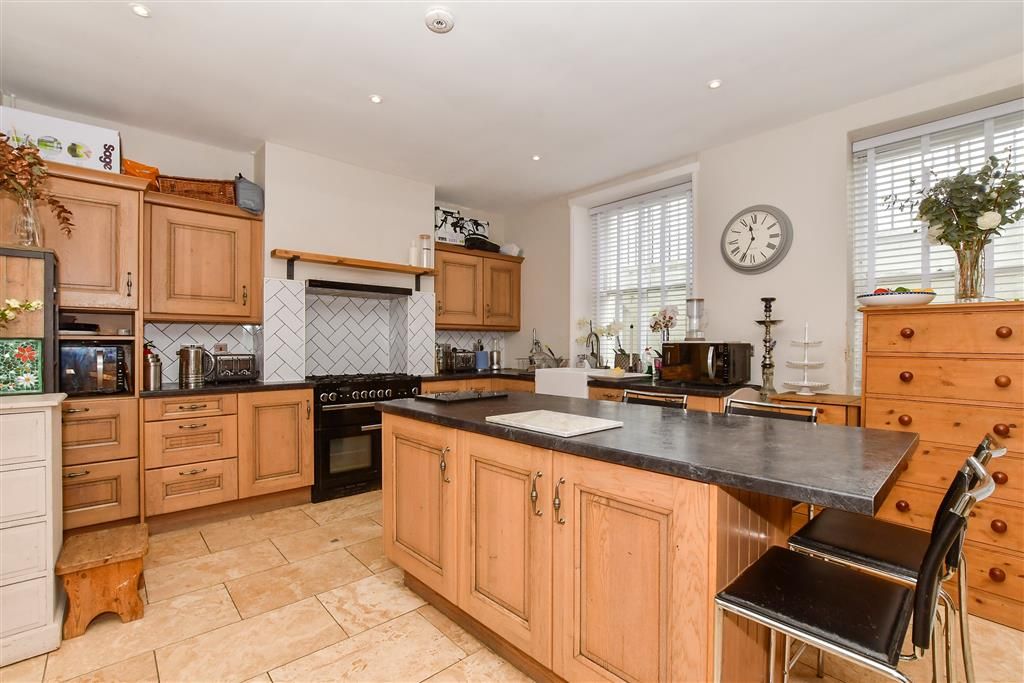 Property photo 1 of 9 Kitchen/Breakfast Area
