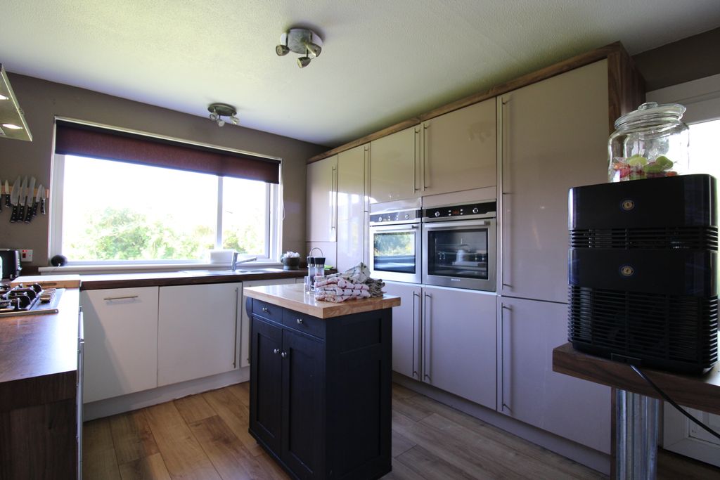 Property photo 2 of 16 Kitchen