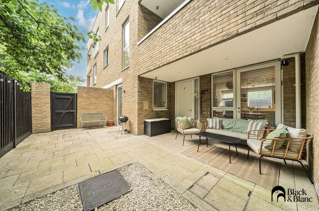 Property photo 1 of 16 External/ Garden