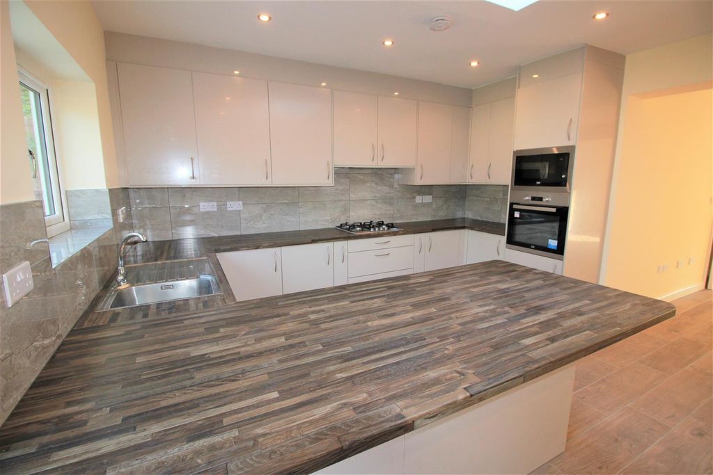 Property photo 3 of 16 Kitchen