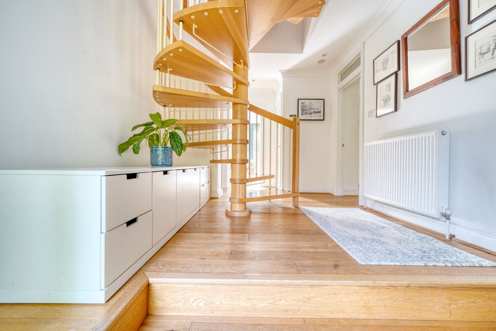 Property photo 2 of 30