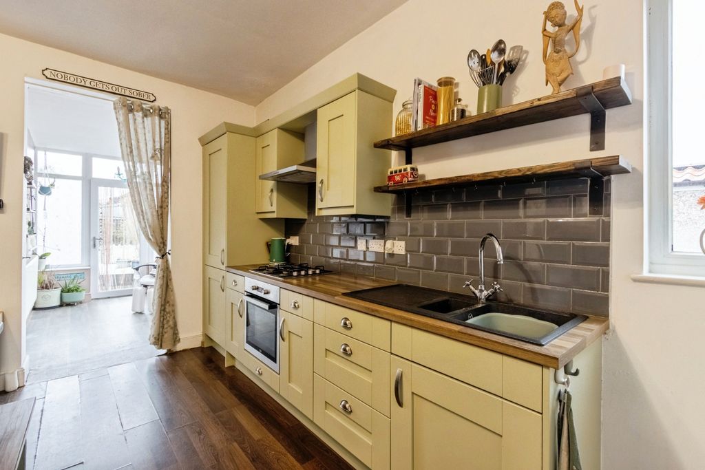 Property photo 2 of 16 Kitchen/Dining Room
