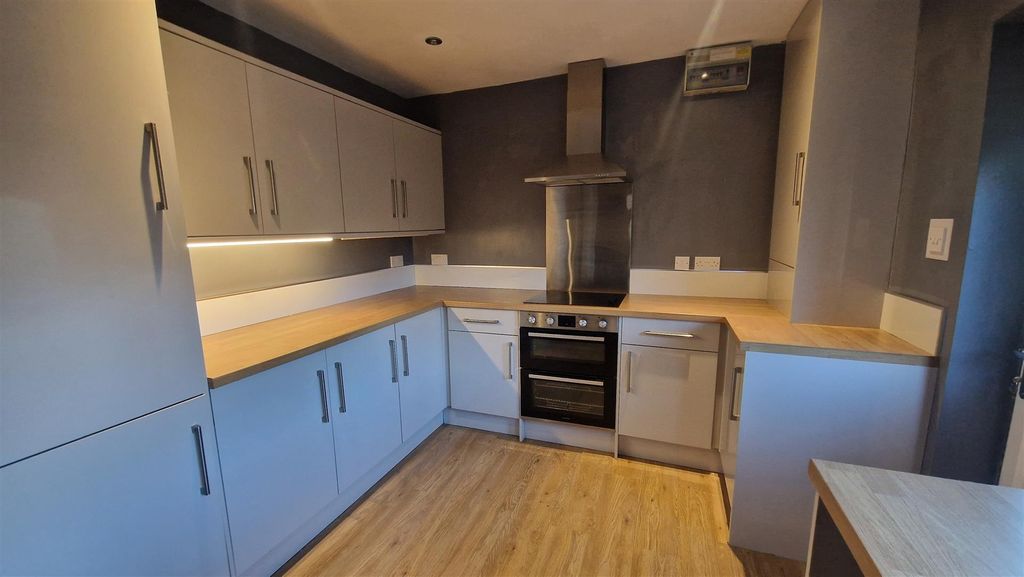 Property photo 3 of 11 Kitchen