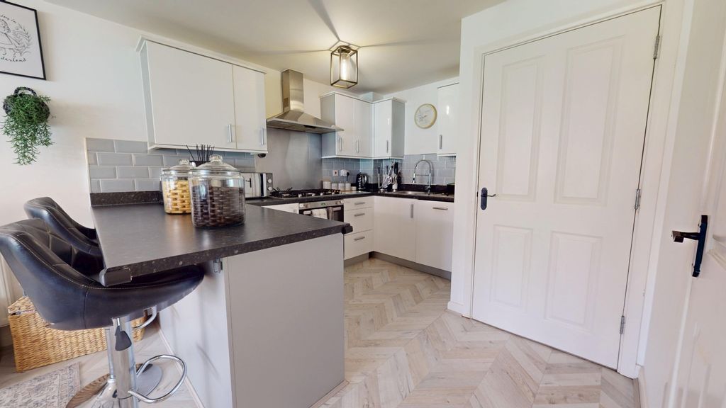 Property photo 3 of 23 4381404