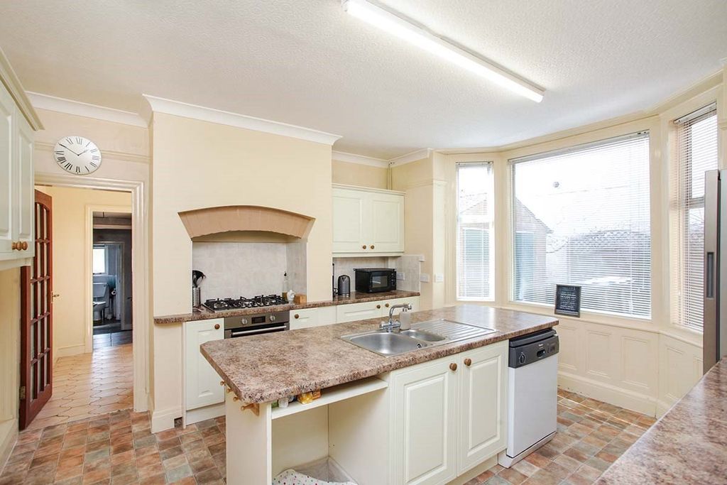 Property photo 3 of 8 Kitchen