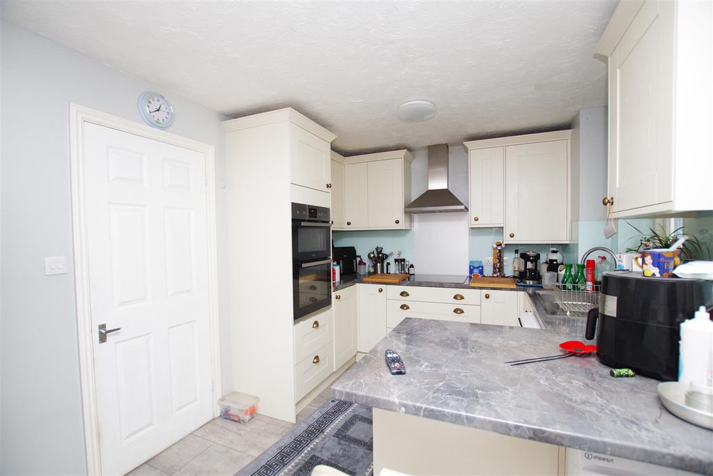 Property photo 3 of 11 Kitchen/Breakfast