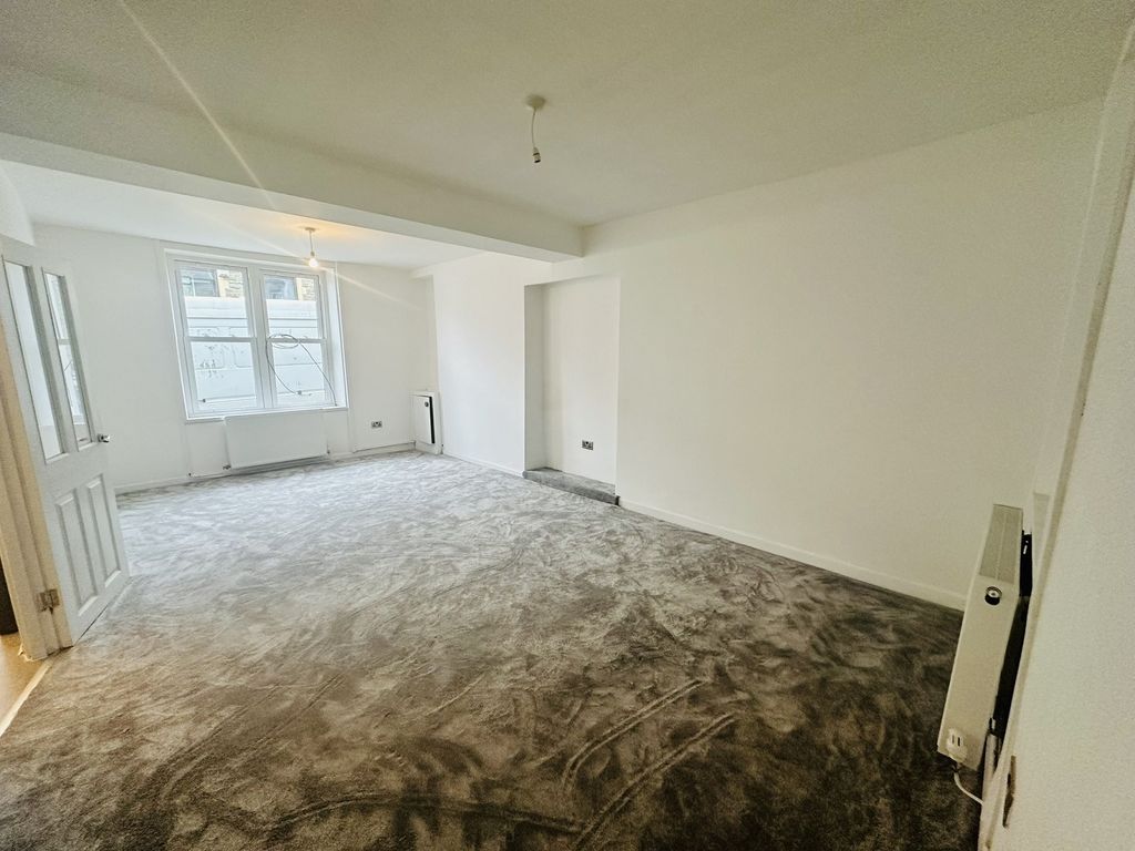 Property photo 3 of 15 Lounge