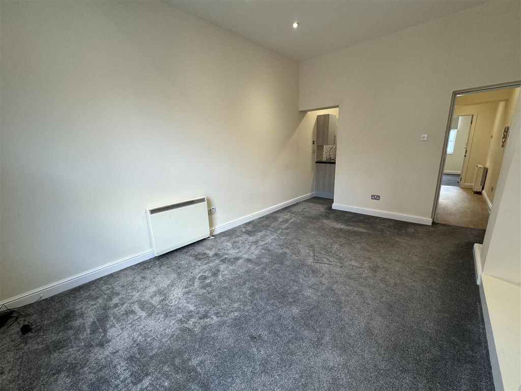 Property photo 3 of 6 Lounge