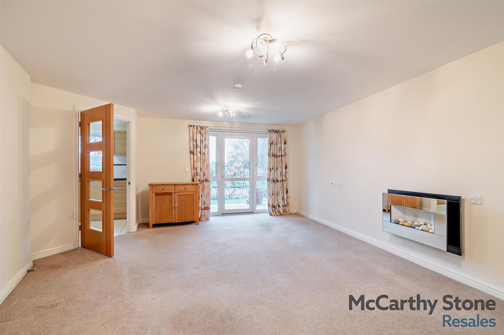 Property photo 3 of 17 Living Room