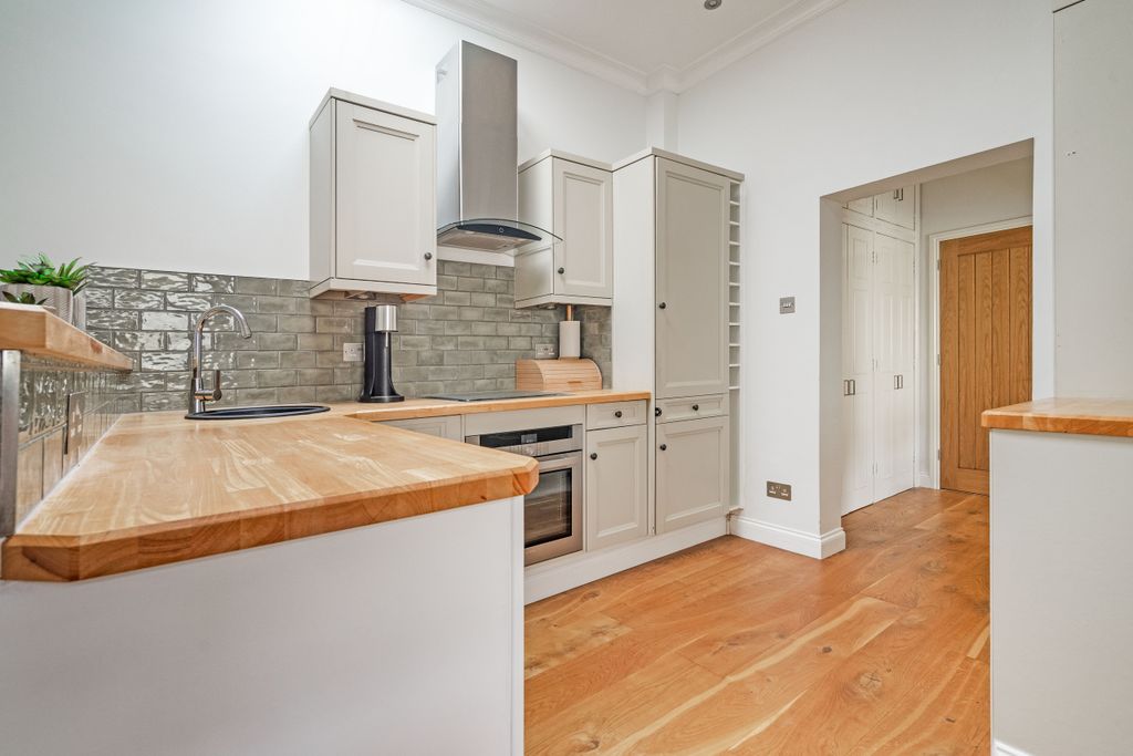 Property photo 1 of 11 Kitchen